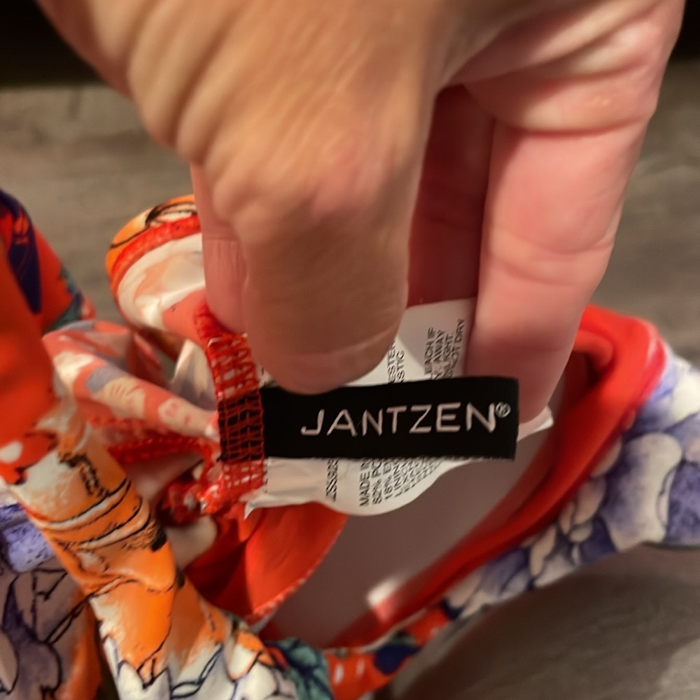 Jantzen One Piece Swimwear w/floral print-ruffles, adjustable straps, Size 10 - Picture 6 of 8